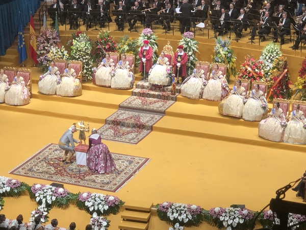 El Gremio de Artistas Falleros entrega el ninot de su símbolo.