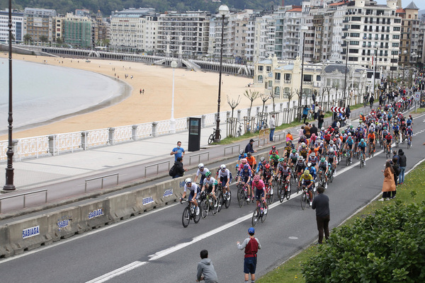 Los ciclistas a su paso por La Concha. Foto: Michelena