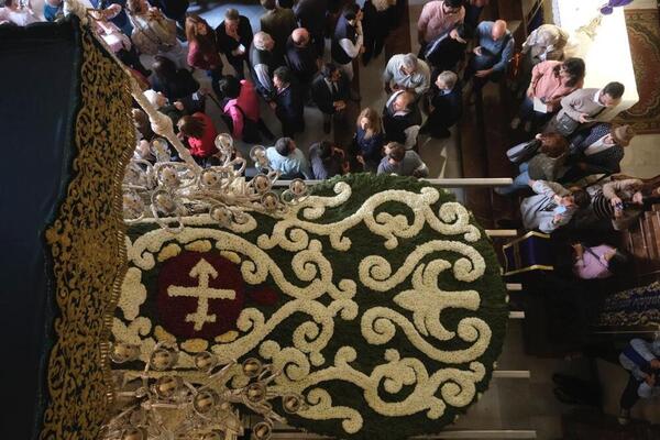 Vista del manto que procesionará la Virgen de las Penas. Foto: Francis Silva.