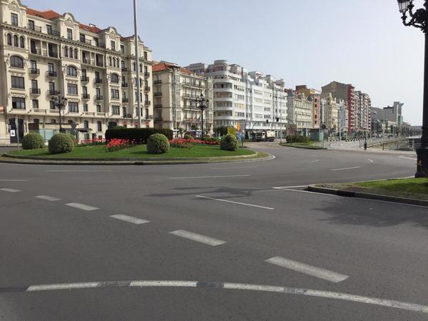 Así están las calles de Santander este sábado. Hace un día soleado y caluroso, pero recuerda que hay que quedarse en casa. De nuestra responsabilidad depende cortar al máximo la propagación del virus