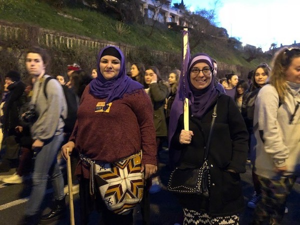 Eva y su hija Ruth son de Donostia y han acudido junto a un grupo de amigas a la manifestación. “Creo que es responsabilidad de todos luchar por la paridad, los derechos e igualdad de las mujeres”. Confiesa que le da pena que la marcha que la huelga no esté convocada para que participen más los hombres porque considera que la desigualdad es un problema de todos y una responsabilidad de hombres y mujeres solucionarla. / Ainhoa Múgica