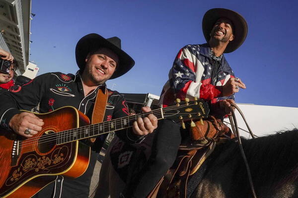 Daniel Ricciardo llega a Austin vestido de vaquero y a caballo.