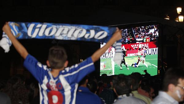 En directo, la afición del Alavés disfruta de la &#039;final&#039; por el ascenso