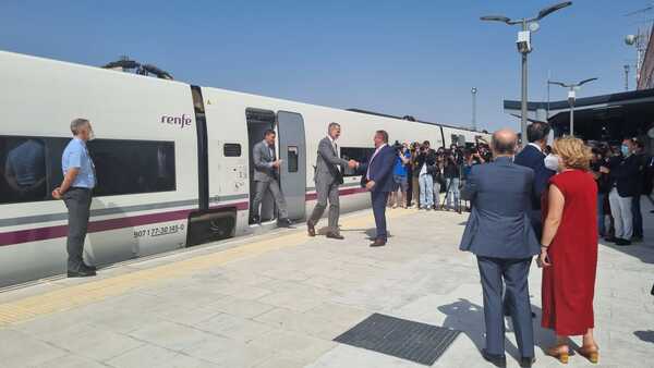 Así hemos contado la inauguración de la primera fase del tren rápido en Extremadura con el Rey y Pedro Sánchez
