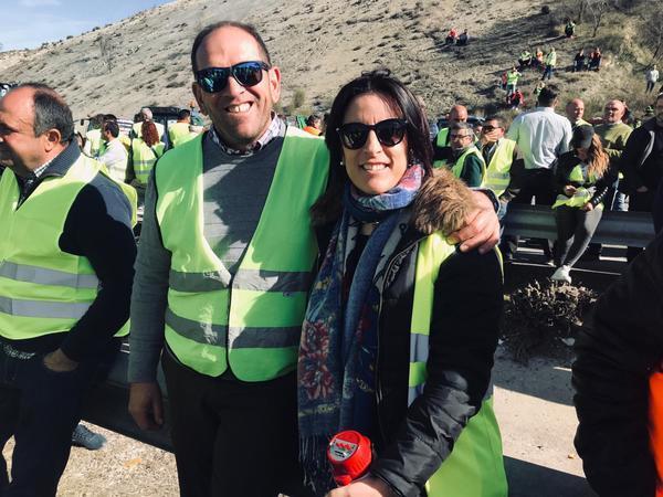 Javi Zafra y su mujer Alicia Hispán, agricultores de Montillana, siguen al pie del cañón en la protesta de la A-44 casi cuatro horas después de salir de casa. Han recorrido los 20 km hasta Jaén en su tractor. “Como si tenemos que estar aquí cinco días, queremos soluciones”