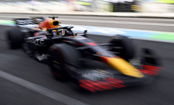 Verstappen se anota la pole en México por delante de Mercedes; Sainz 4º