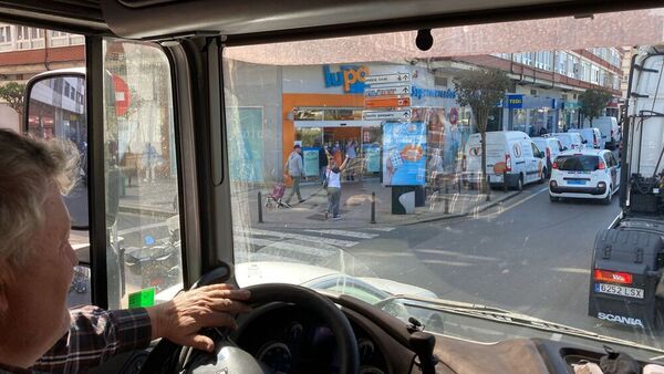 Las empleadas del Lupa de la Calle Castilla salen a la calle para aplaudir a los camioneros.