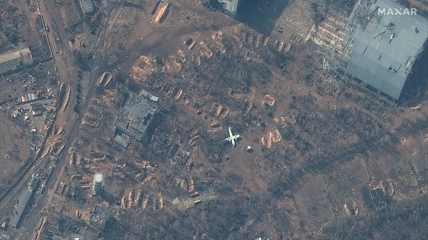 Una imagen satelital muestra revestimientos vacíos en el aeropuerto Antonov en Gostomel / Reuters