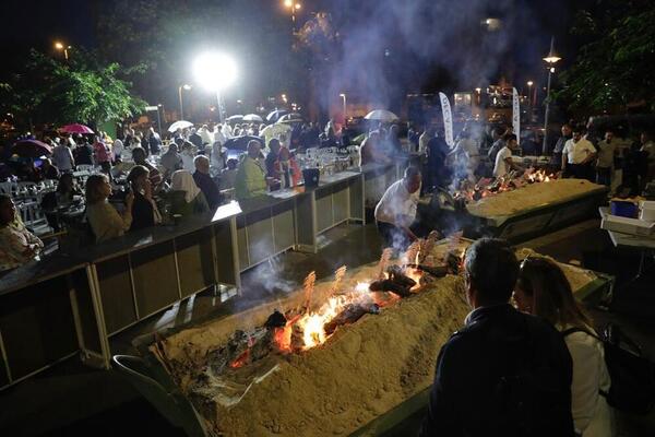 Espetada en la trasera de Tabacalera con la que el PP cierra la campaña en la capital. / Foto: Migue Fernández