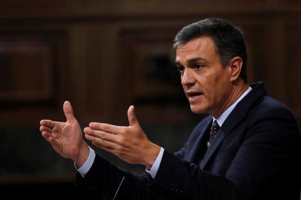 Pedro Sánchez eleva el tono durante su turno de réplica. "Según el señor Casado nosotros somos unos chavistas que queremos aliarnos con Unidas Podemos para que vuelva el paro, etc...". / EFE.