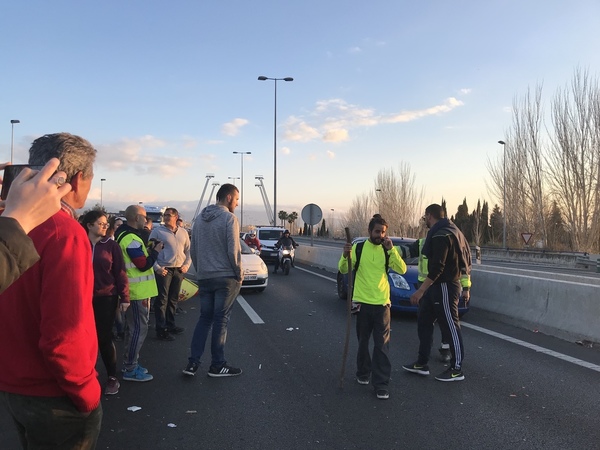 Así te hemos contado la protesta desde el amanecer hasta la apertura de la autovía