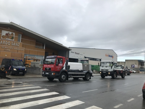 Los transportistas exhiben su fuerza en Granada con apoyo del campo