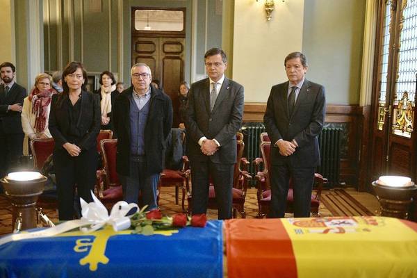 La mujer y el hermano de Areces junto al presidente del Principado y al dela Junta General, ante el féretro del político gijonés en la Junta General momentos antes de cerrarse la capilla ardiente. FOTO: Hugo Álvarez