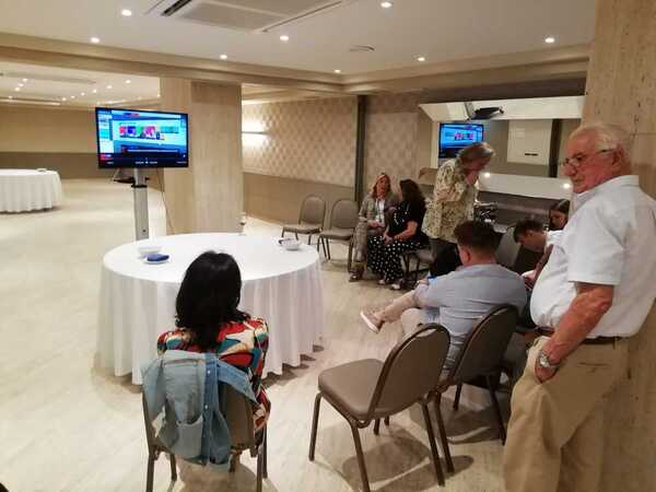 Algunos militantes del PP siguen el recuento electoral desde el hotel NH.