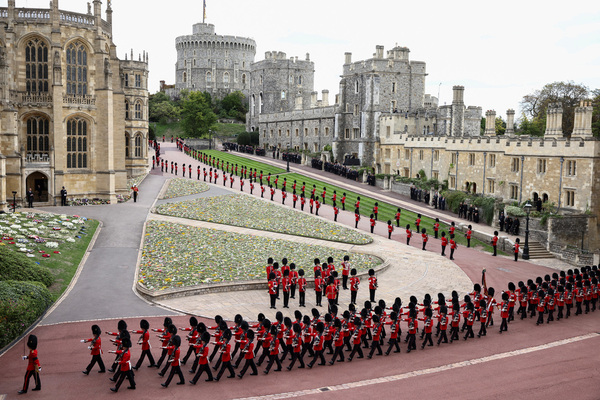 Guardias en el castillo de Windsor, donde Isabel II va a recibir sepultura. Reuters