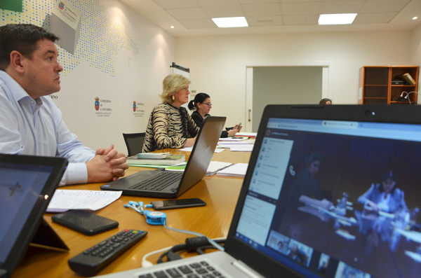 &amp;quot;Cantabria está preparada para el cierre de los hoteles decretado por la crisis sanitaria&amp;quot;, según la consejera de Turismo, Marina Lombó, quien ha explicado que se ha venido trabajando toda la semana para conocer las necesidades y condiciones de los clientes hospedados en los alojamientos turísticos. La consejera ha explicado que la Dirección General de Turismo lleva trabajando desde el martes con el sector en previsión de la orden de cierre de alojamientos con el objetivo de encontrar lugares donde poder reubicarlos. Lombó ha participado, esta tarde, en la reunión extraordinaria de la Conferencia Sectorial de Turismo, presidida por la ministra de Industria, Comercio y Turismo, Reyes Maroto, para analizar con las comunidades autónomas el impacto del COVID-19 en el sector y las nuevas medidas que ordenan cerrar los alojamientos turísticos.