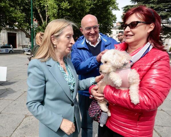 Ana Pastor y Jesús Julio Carnero, con una mascota. C. Espeso