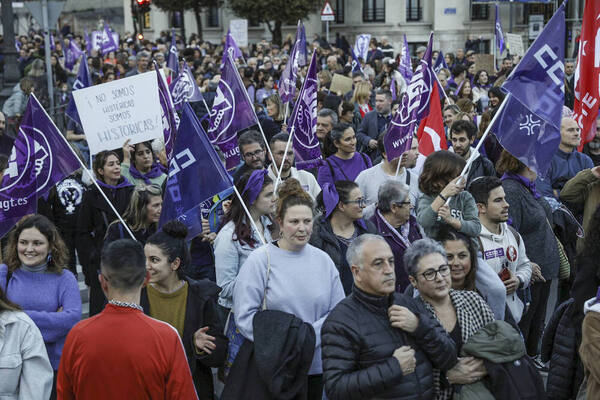 Los sindicatos también se han unido a la manifestación con banderas de color morado. Esta mañana, CCOO y UGT han reivindicado el fin de la discriminación laboral hacia las mujeres en un acto celebrado en Santander.