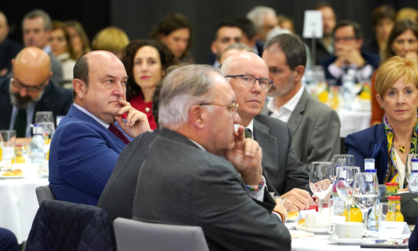 El presidente del EBB, Andoni Ortuzar; el diputado de Hacienda de Bizkaia, José María Iruarrizaga y la consejera de Desarrollo Económico, Sostenibilidad y Medio Ambiente, Arantxa Tapia en el Foro Expectativas Económicas. | Ignacio Pérez