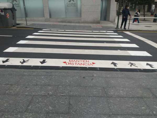 El Ayuntamiento de Santander ha comenzado a señalizar los pasos de cebra de la ciudad, especialmente los más concurridos, y estudia ampliar los tiempos de los semáforos con el objetivo de regular el cruce de los peatones garantizando la distancia de seguridad necesaria.