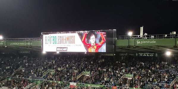 Imagen del marcador de los Campos de Sport en la que se lee &amp;quot;El fútbol es Hermoso #SeAcabó&amp;quot;