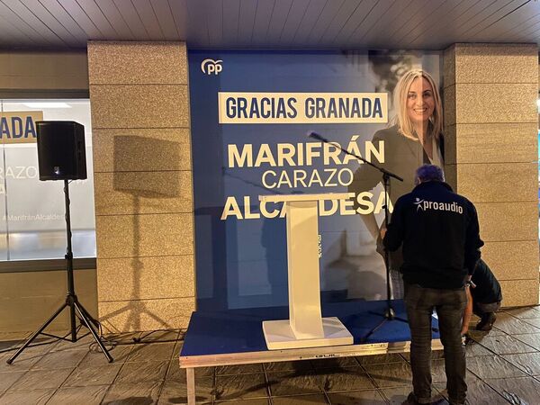Preparado el atril para la comparecencia en la sede del PP de Granada de Marifrán Carazo. FOTO: Pepe Marín