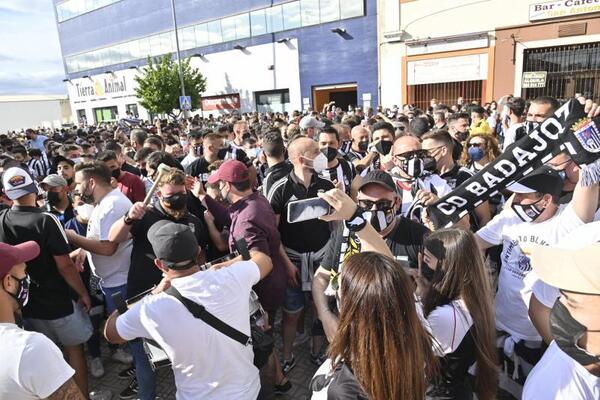 Los goles de Aquino y Concha meten en la final al Badajoz