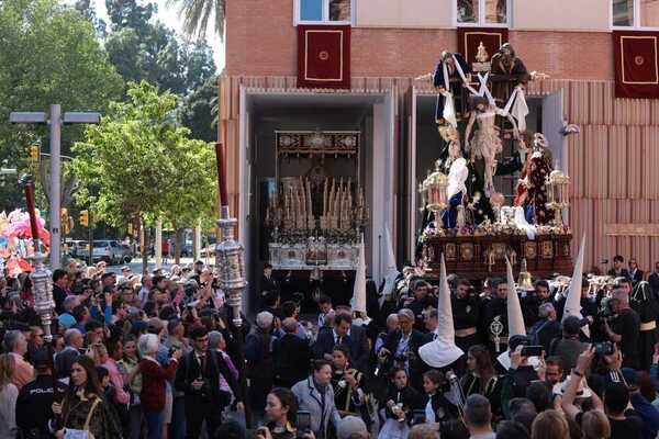 Salida del Sagrado Descendimiento. Foto: Salvador Salas