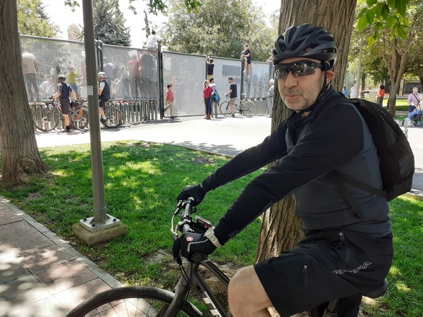 Juan disfruta del desfile de las Fuerzas Armadas subido en su bicicleta en plenos Paseos Universitarios. En su día hizo la mili y asegura estar encantado con la visita del Ejército a la capital. &amp;quot;Es un cortejo bonito y que no solemos ver por aquí. Está muy bien que hayan venido. Estaba paseando y he decidido venir a verlo&amp;quot;, apunta. / FOTO: Ángel Mengíbar