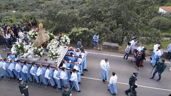Así hemos contado la bajada de la Virgen de la Montaña en Cáceres