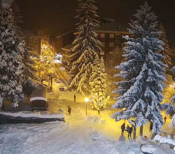 Esta es la singular imagen que ofrece ahora mismo (19:50 horas) la Plaza Luis Mateo de Villablino.