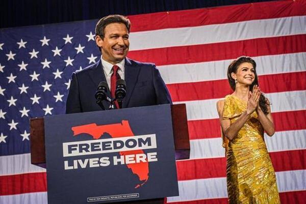 Ron DeSantis, junto a su mujer. / AFP