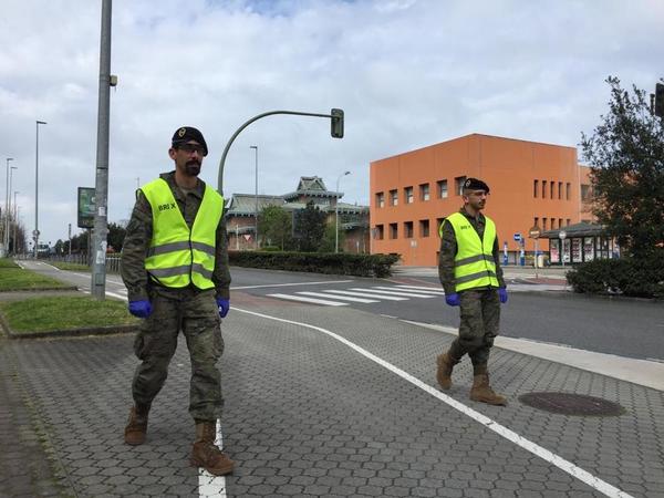 Medio centenar de integrantes del Ejército de Tierra se encuentra este jueves en Cantabria para realizar trabajos de reconocimiento de zonas e infraestructuras críticas y de vigilancia en las calles. Trabajan en Santander y Solares