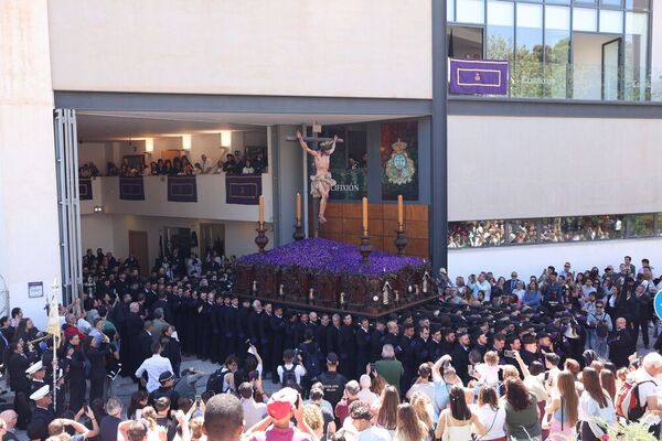 Salida del Santísimo Cristo de la Crucifixión. Foto: L. M. Gómez Pozo