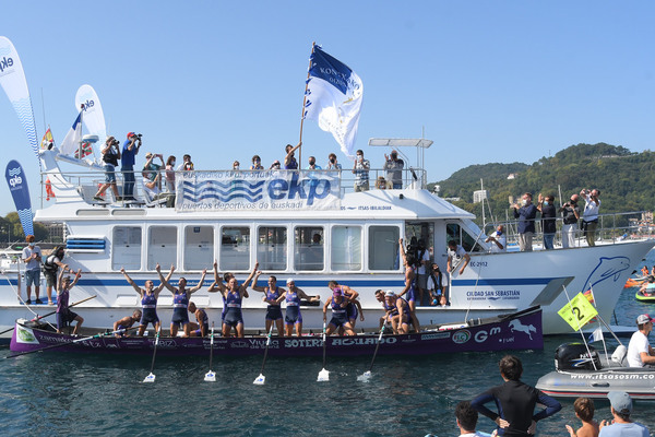 El patrón de La Sotera, Gorka Aranberri, ondea la Bandera de La Concha en el Ciudad de San Sebastián. Foto: José Mari López