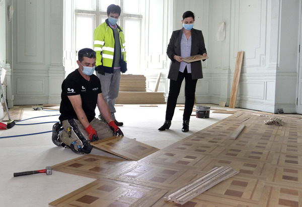 Los trabajos de acondicionamiento del Palacio de la Magdalena, el Paraninfo y la Casa de los Guardeses que dieron comienzo el pasado mes de noviembre y se han visto afectados por el parón producido por la crisis sanitaria del COVID-19 afrontan ya la fase final de ejecución. En la imagen, la concejala Miriam Díaz ha visitado las obras