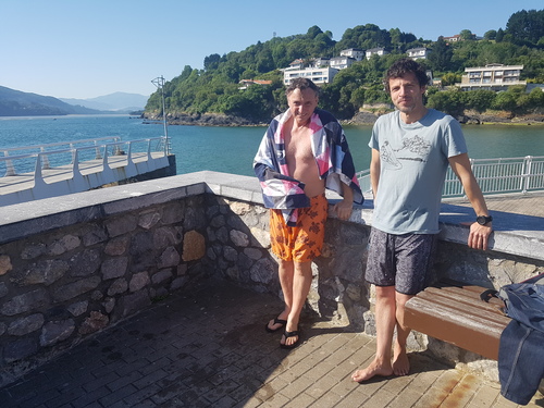 La Policía se despliega en las playas, levanta a bañistas y cierra accesos para frenar el aluvión