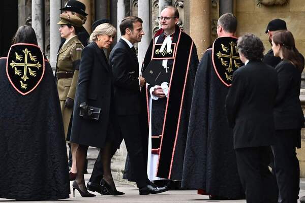 El presidente de Francia, Emmanuel Macron, y su esposa, Brigitte, a su llegada a la Abadía de Westminster, donde se va a celebrar hoy el funeral de Estado de Isabel II. AFP