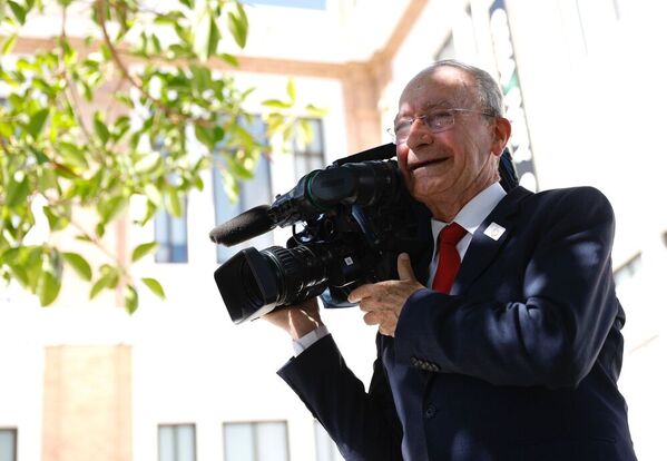 De la Torre, esta mañana, con una cámara de televisión en el Polo de Contenidos Digitales. / FOTO: Ñito Salas