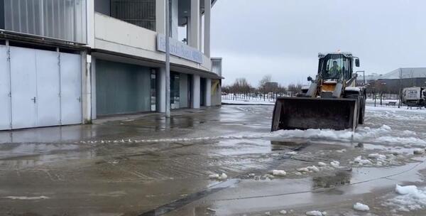 En el Buesa Arena se trabaja para dejar los accesos libres de nieve para el partido que esta noche (20.30 horas) enfrenta al Baskonia y al Barcelona
