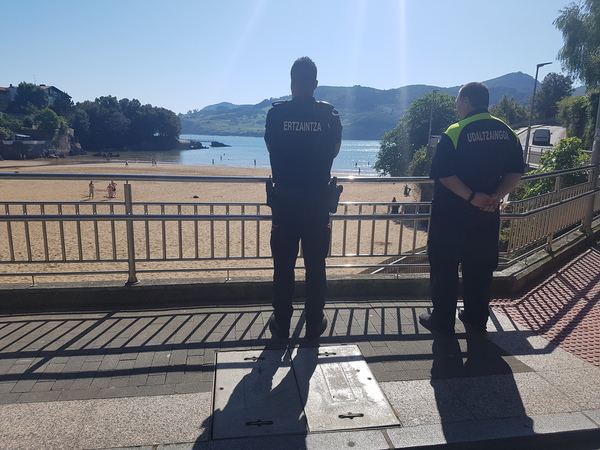 La Policía se despliega en las playas, levanta a bañistas y cierra accesos para frenar el aluvión