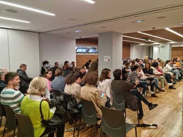 Sanitarios dentro del Colegio de Médicos, donde está a punto de comenzar la asamblea.
