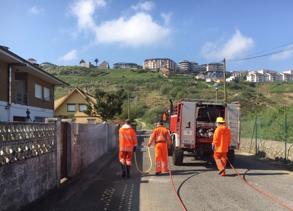 Los agentes del Medio Natural y las cuadrillas forestales de la Dirección General de Biodiversidad, Medio Ambiente y Cambio Climático, dependiente de la Consejería de Desarrollo Rural, se encargan estos días de realizar labores de desinfección en las zonas más sensibles de las zonas rurales con el fin de combatir la propagación del coronavirus. Se reparten entre las 13 comarcas forestales que existen en Cantabria, de tal manera que abarcan buena parte de los municipios de la región, pero en especial aquellos de las zonas rurales, de alta montaña y los que no cuenten con servicios propios para llevar a cabo las labores de desinfección
