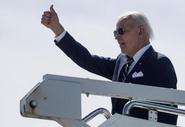 El presidente de los Estados Unidos, Joe Biden, hace un gesto mientras aborda el Air Force One para partir hacia Washington desde el aeropuerto de Madrid Torrejón (Madrid)/EFE