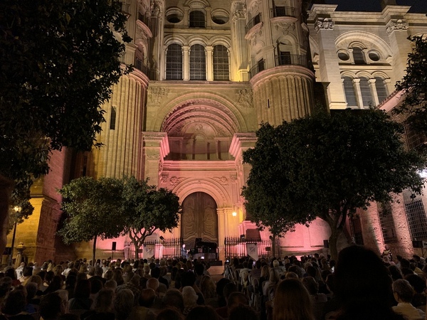 Juan Pablo Gamarro, al piano a los pies de la Catedral. C. PINTO