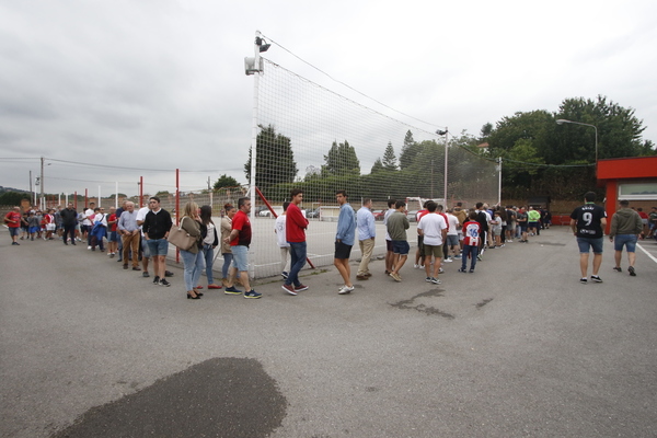 Este primer encuentro ha despertado mucha expectación entre los aficionados de ambos clubes. Hubo colas para acceder al campo número 1 de Mareo. FOTO: Juan Carlos Tuero