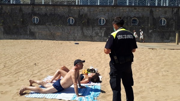 La Policía se despliega en las playas, levanta a bañistas y cierra accesos para frenar el aluvión