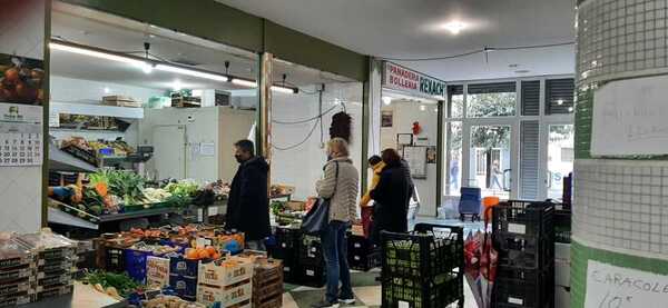 Mercado en Castro Urdiales. Tanto empleados como clientes llevan mascarilla. Foto: Irene Bajo.