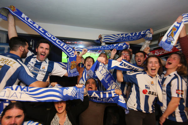 Buen ambiente en algunos bares donde se han concentrado los realistas en Donostia. / Michelena