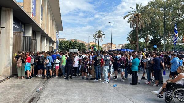 Imagen de una de las múltiples colas para entrar al estadio. SALVADOR SALAS